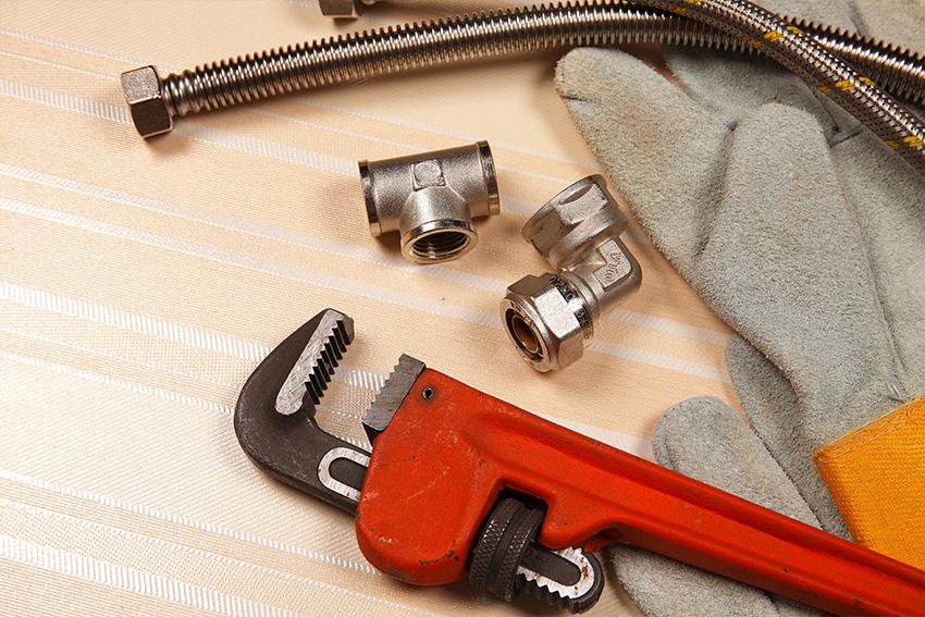 Rohrreinigung Steglitz – Werkzeuge eines Klempners, die auf einer Matte liegen
